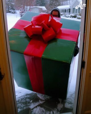 I Let a Mother and Her Baby Stay in My House Two Days Before Christmas – on Christmas Morning, a Box Arrived with My Name on It