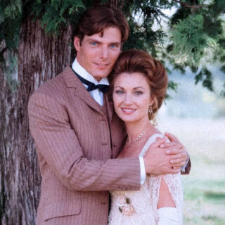 Nommez les deux stars ! : Une photo de 1980 tirée d’un classique de la fantasy romantique fait jaser les fans !